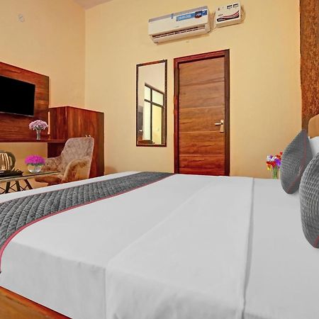 Townhouse Sky Hotel ลูดิฮานา ภายนอก รูปภาพ