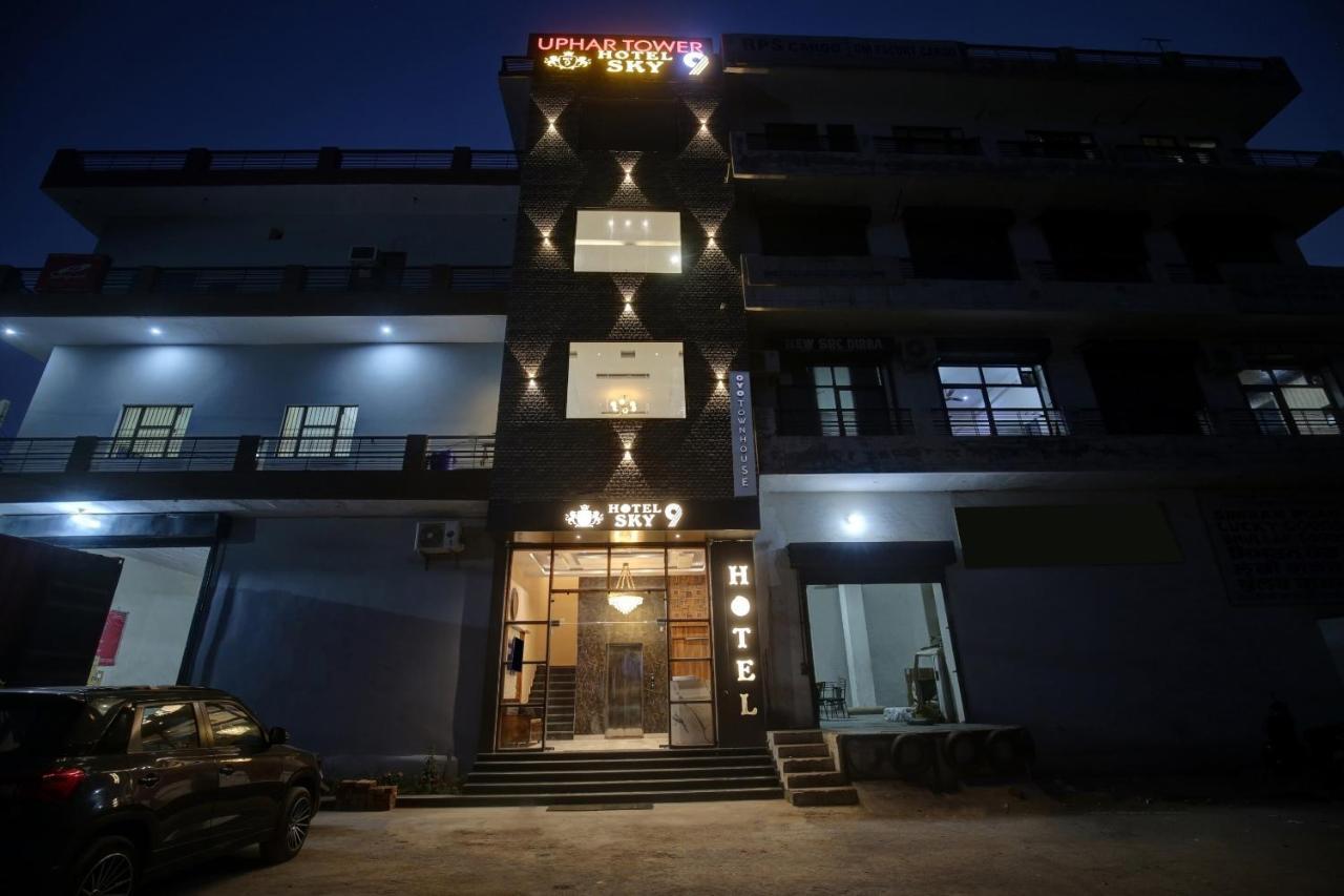 Townhouse Sky Hotel ลูดิฮานา ภายนอก รูปภาพ