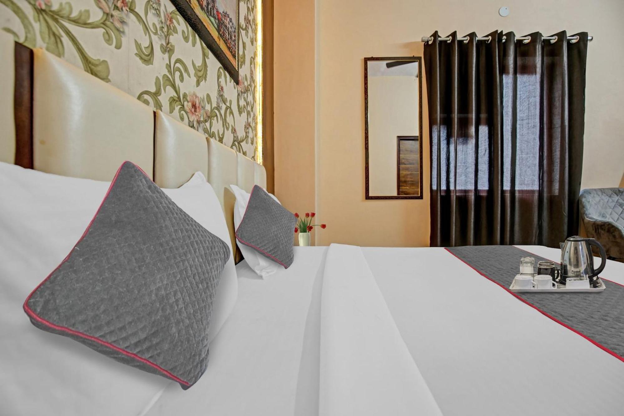 Townhouse Sky Hotel ลูดิฮานา ภายนอก รูปภาพ