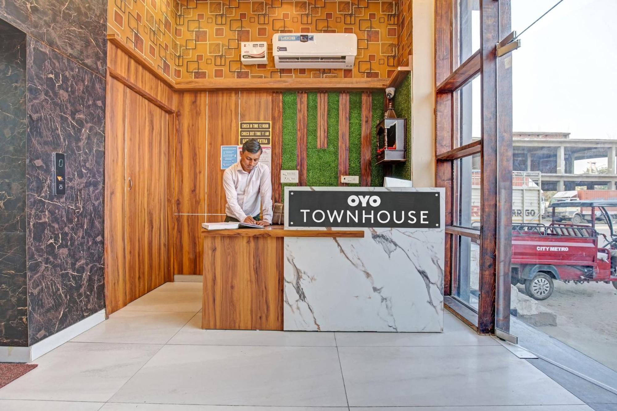 Townhouse Sky Hotel ลูดิฮานา ภายนอก รูปภาพ