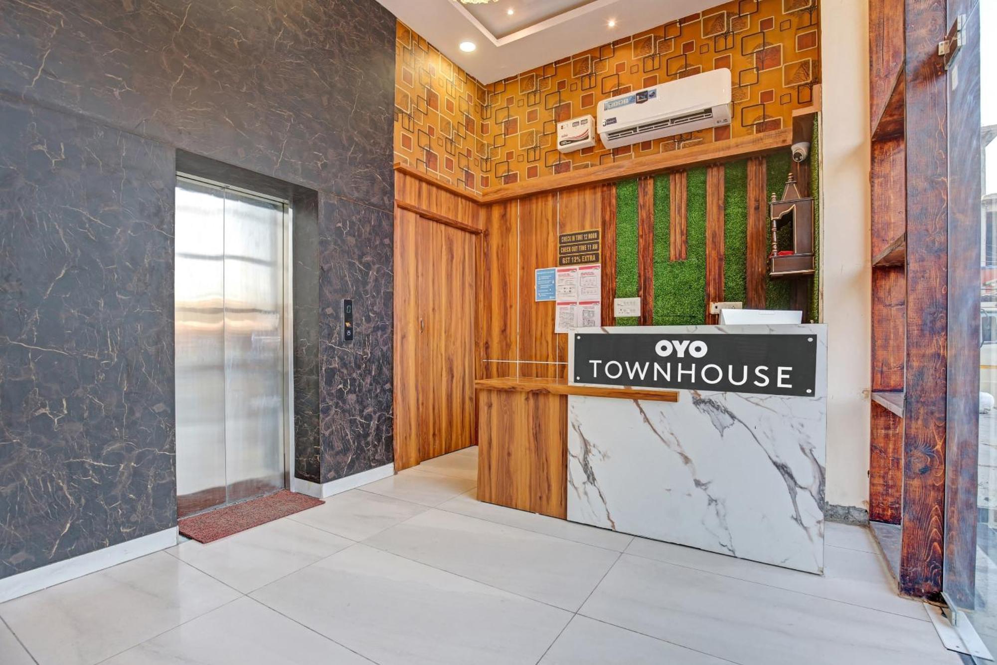 Townhouse Sky Hotel ลูดิฮานา ภายนอก รูปภาพ
